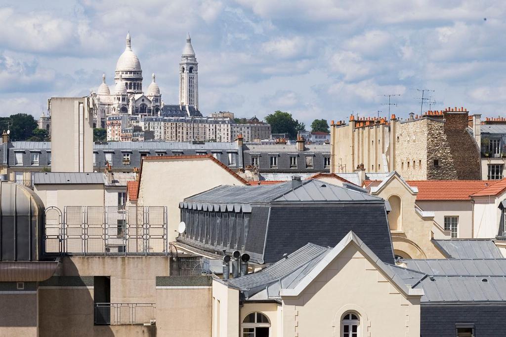 Hotel at Gare du Nord - image 2