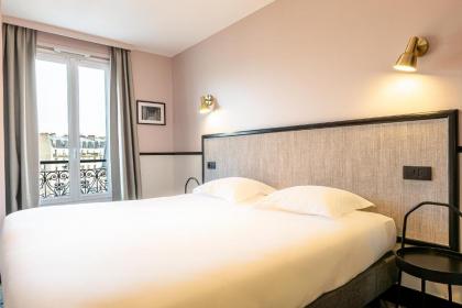 Hotel at Gare du Nord - image 8