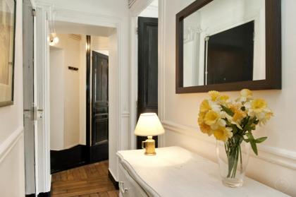 Classy St. Germain Apartment - image 13