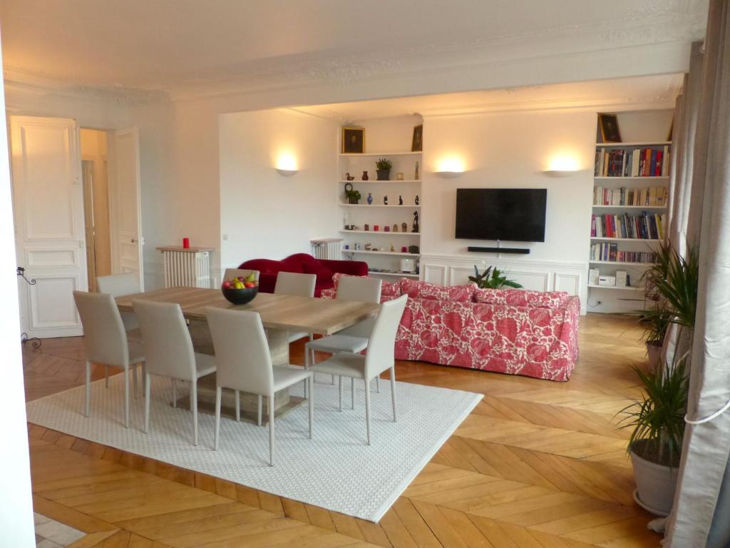 Marvellous Sunbathed 3BR at the heart of Paris - image 6