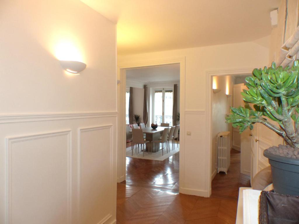 Marvellous Sunbathed 3BR at the heart of Paris - image 7