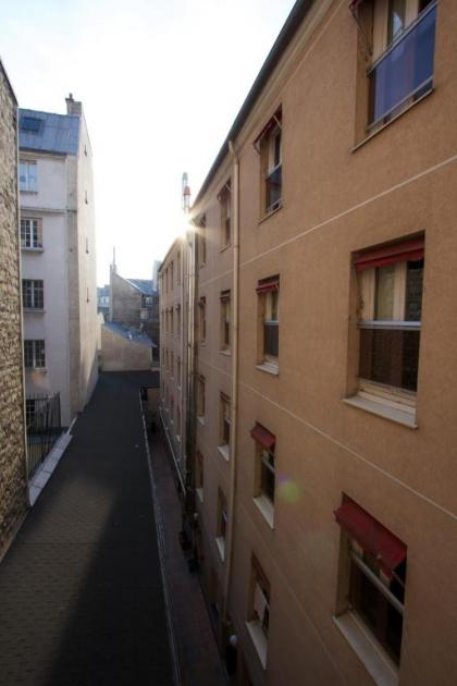 Bastille Hostel - image 18