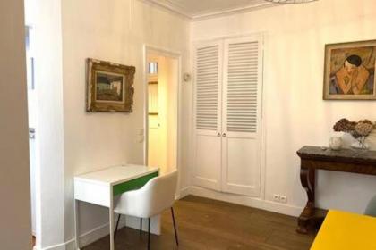 Real Parisian apartment with 2 bedrooms and AC - image 1