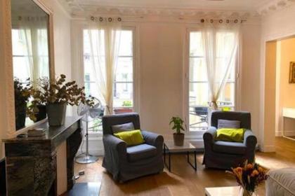 Real Parisian apartment with 2 bedrooms and AC - image 10