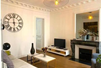 Real Parisian apartment with 2 bedrooms and AC - image 11