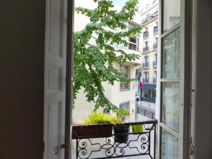 Real Parisian apartment with 2 bedrooms and AC - image 15