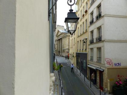 Real Parisian apartment with 2 bedrooms and AC - image 16