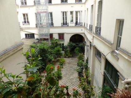 Real Parisian apartment with 2 bedrooms and AC - image 17