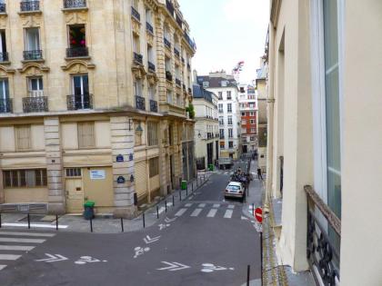 Real Parisian apartment with 2 bedrooms and AC - image 18