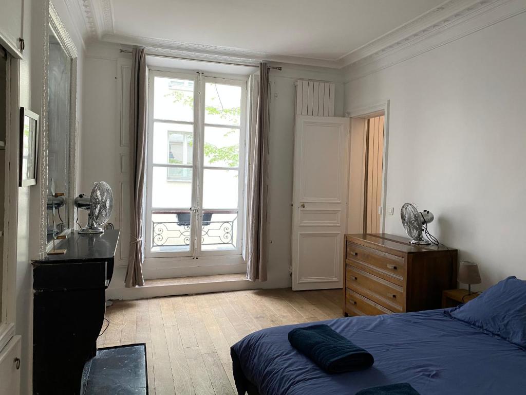 Real Parisian apartment with 2 bedrooms and AC - image 6