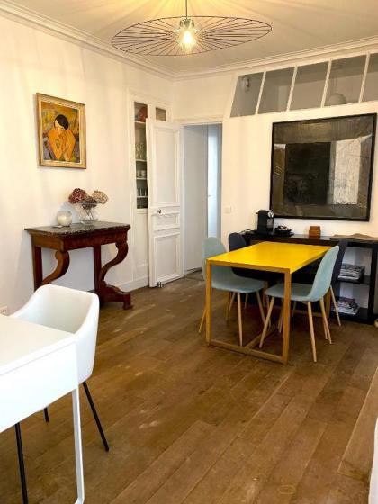 Real Parisian apartment with 2 bedrooms and AC - image 8