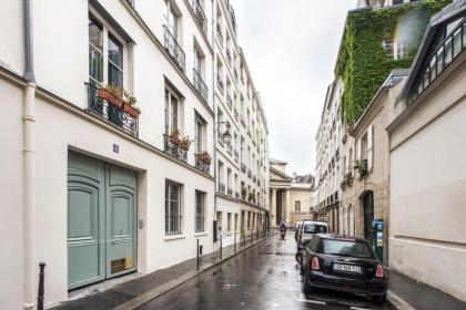 Modern Apartment in the Heart of the Marais - image 17