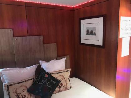 Le VIP Paris - Yacht Hotel - image 20