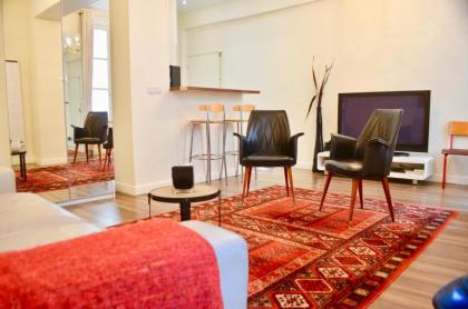 1 Bedroom Apartment in the Heart of the Marais area - image 1