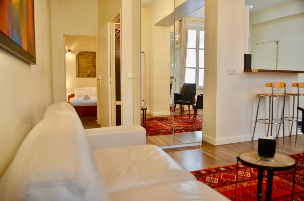 1 Bedroom Apartment in the Heart of the Marais area - image 3