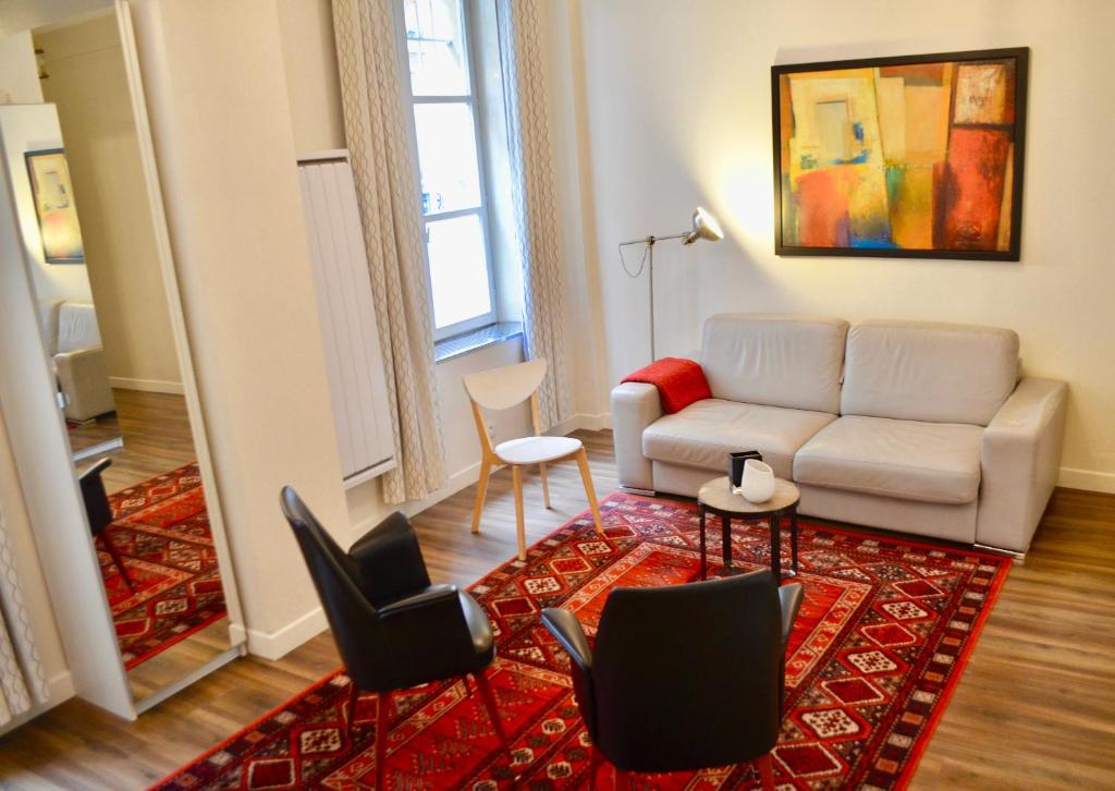 1 Bedroom Apartment in the Heart of the Marais area - image 6