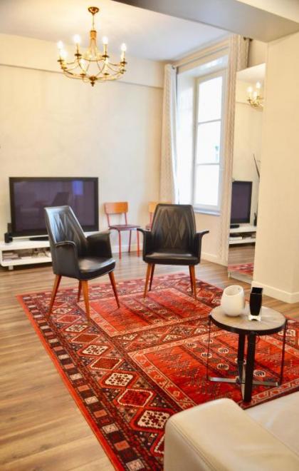 1 Bedroom Apartment in the Heart of the Marais area - image 8