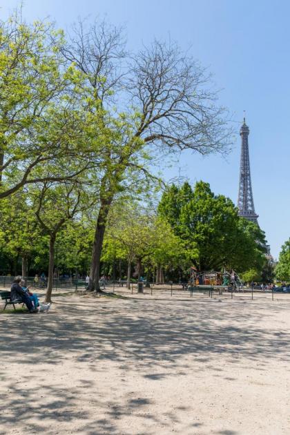 Veeve - Avenue to the Eiffel Tower - image 9