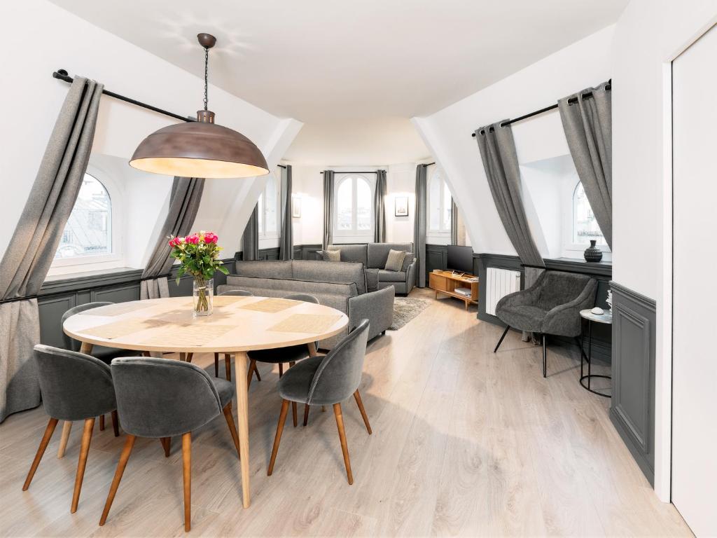 LivinParis - Luxury AC 2 & 3 Bedrooms Le Louvre - main image