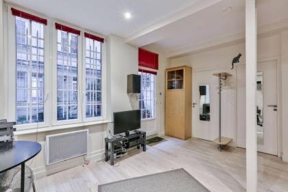 Charming 2 Bedroom Apartment in the Heart of Paris - image 12