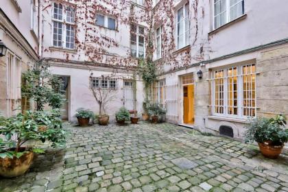 Charming 2 Bedroom Apartment in the Heart of Paris - image 15