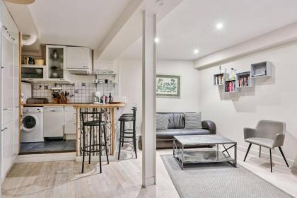 Charming 2 Bedroom Apartment in the Heart of Paris - image 4