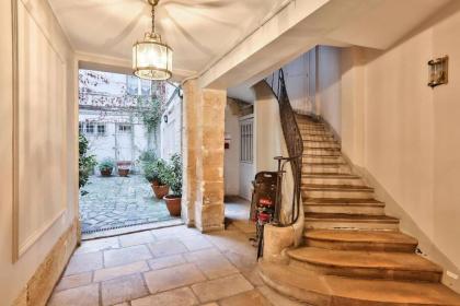 Charming 2 Bedroom Apartment in the Heart of Paris - image 7