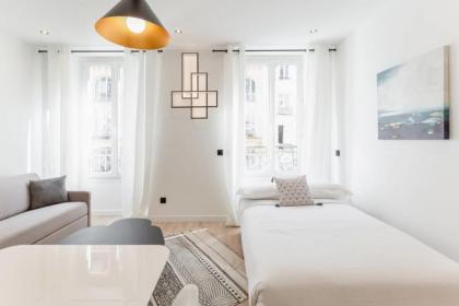 Amazing 2 Bedroom Parisian flat - image 12