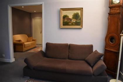 Spacious 1 Bedroom Apartment in Paris 15th - image 12