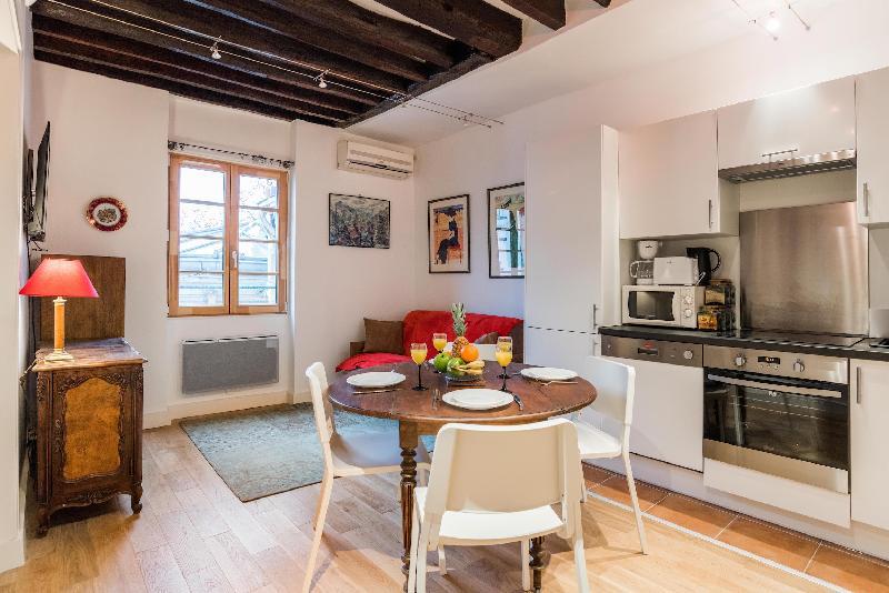 IN PARIS'S BEST NEIGHBOURHOOD - LOVELY 1BR FLAT  - image 2