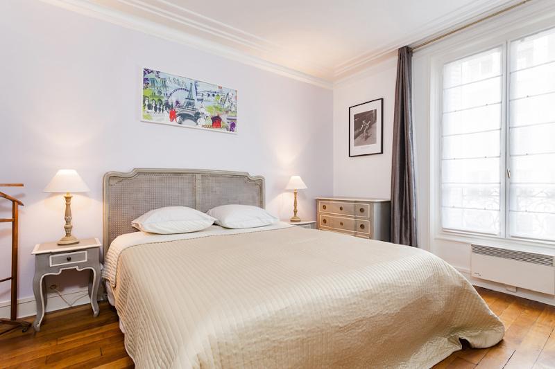 ST GERMAIN- COSY 2BR NEXT TO LE BON MARCHE  - image 4