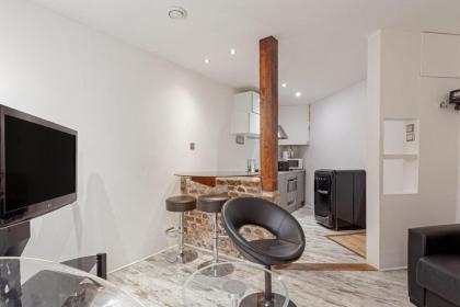 Bright 2 Bedroom Apartment in Paris - image 8