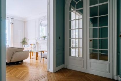 Spacious Parisian Family Apartment In 7th - image 11