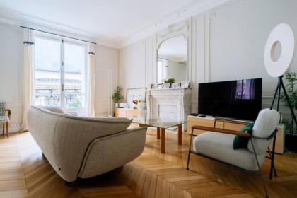 Spacious Parisian Family Apartment In 7th - image 12