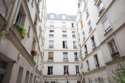 Charming apartment near MONTMARTRE - image 13