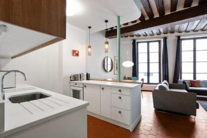 Parisian Apartment With Terrace in Saint Michel-Notre Dame - image 13