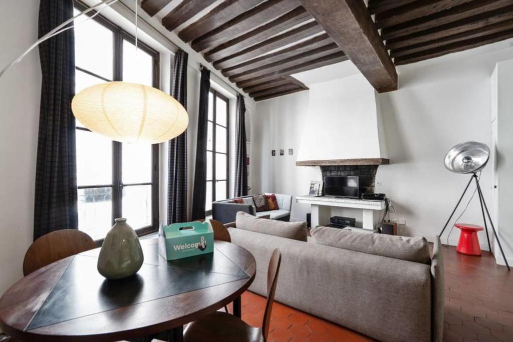 Parisian Apartment With Terrace in Saint Michel-Notre Dame - image 5