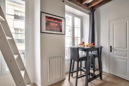 Lovely Mezzanine Studio in the Heart of Paris - image 13