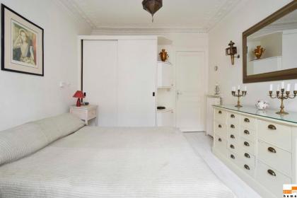 204340 - A two-room apartment with traditional chic style in the Marais - image 16