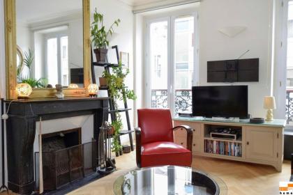 204340 - A two-room apartment with traditional chic style in the Marais - image 18