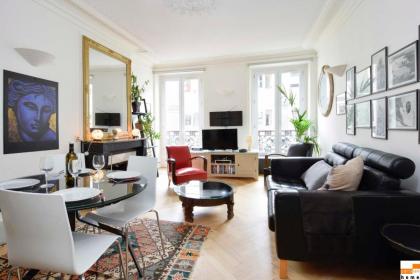 204340 - A two-room apartment with traditional chic style in the Marais - image 4