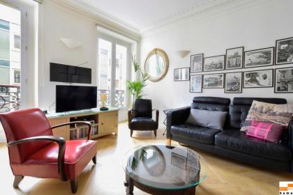 204340 - A two-room apartment with traditional chic style in the Marais - image 5