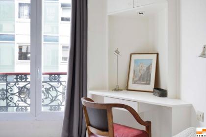 204340 - A two-room apartment with traditional chic style in the Marais - image 9