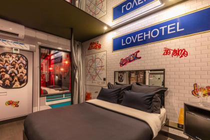 Love Hotel avec nuit insolite au Dandy et Jacuzzi privatise - image 10