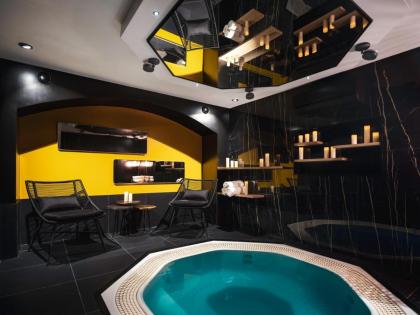 Love Hotel avec nuit insolite au Dandy et Jacuzzi privatise - image 18