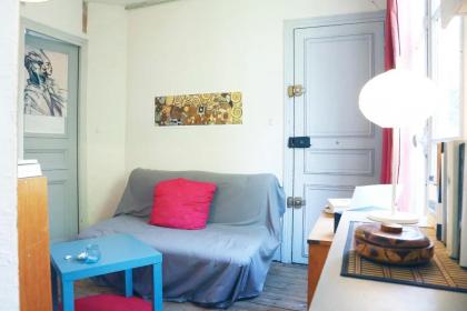 Charming Bright Apartment Near Montmartre - image 10