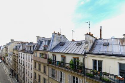 Bright Apartment On The Roofs Of Paris - image 10