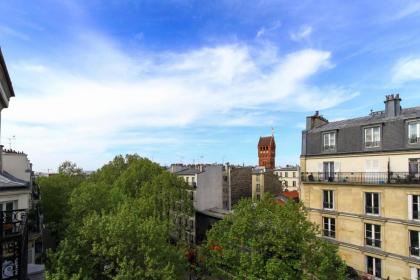 Bright Apartment On The Roofs Of Paris - image 11