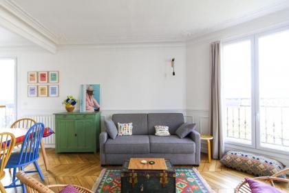 Bright Apartment On The Roofs Of Paris - image 2