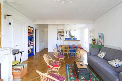 Bright Apartment On The Roofs Of Paris - image 3